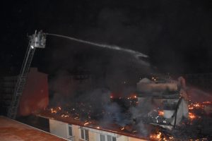 &Uuml;niversitelilerin kaldığı apartmanda korkutan yangın