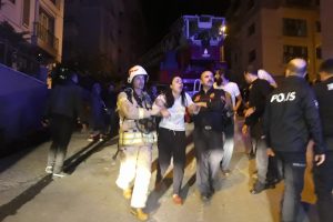 6 katlı binada yangın: 1'i bebek 4'&uuml; &ccedil;ocuk 15 kişi kurtarıldı
