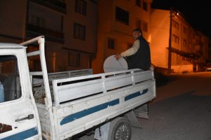 Bursa'da davulcu, kamyonetle sokak sokak geziyor