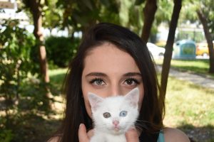 Aynı &ouml;zelliği taşıyor... Kedisiyle birlikte ilgi odağı oldu