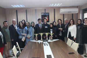 Bursa İl Milli Eğitim M&uuml;d&uuml;r&uuml; D&uuml;lger, yarışmada dereceye giren &ouml;ğrencileri kutladı
