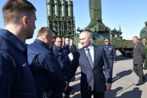 F&uuml;zeleri inceleyen Putin'e savaş u&ccedil;akları eşlik etti