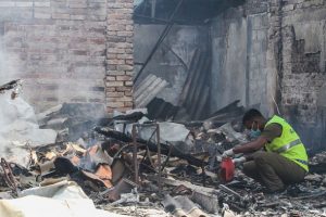 Sri Lanka'da M&uuml;sl&uuml;manlara ait fabrika ateşe verildi