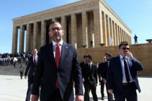Bakan Kasapoğlu'ndan Anıtkabir'e ziyaret