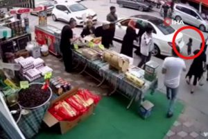 Yola fırlayan &ccedil;ocuk y&uuml;rekleri ağza getirdi