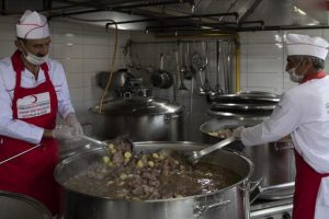 Asırlık aş ocağının kazanları ramazanda da kaynıyor