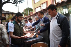 Osmangazi Belediye Başkanı D&uuml;ndar, iftar yemeği dağıttı