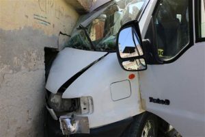 &Ouml;ğrenci servisi evin duvarına &ccedil;arptı: Yaralılar var