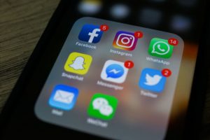 Gen&ccedil; kız Instagram'da &ouml;l&uuml;m&uuml;n&uuml; oylamaya sundu, &ccedil;oğunluğun tercihiyle hayatına son verdi
