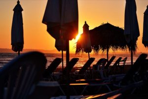 Bodrum'un halk plajlarındaki şezlonglar kaldırılıyor
