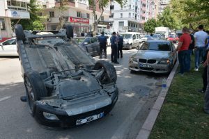 L&uuml;ks otomobili teste &ccedil;ıkaran tamirci kaza yapıp şoka girdi