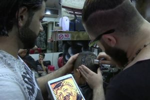 Filistinli gen&ccedil;ten Yaser Arafat'lı sa&ccedil; kesimi