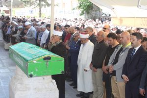 Bisikletiyle duvardan d&uuml;şen &ouml;ğretmen, toprağa verildi