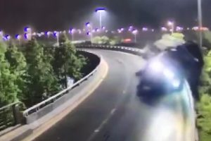 &Ccedil;in'de kamyon s&uuml;r&uuml;c&uuml;s&uuml; bu kazadan yara almadan kurtuldu