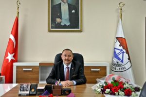 Belediye bor&ccedil;larını astığı b&uuml;y&uuml;k afişle duyurdu
