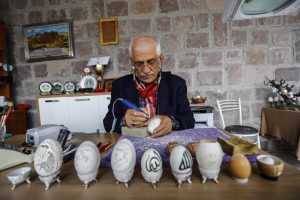 Yumurta kabuğunda 8 bin 400 delik a&ccedil;tı