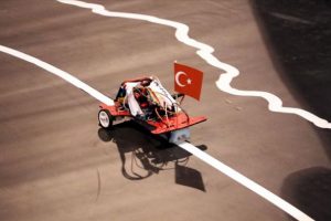&Ouml;ğrencilerin robotları 'egemenlik yolunda' yarıştı