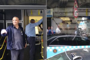 Taksiye &ccedil;arpan otob&uuml;steki yolcu yaralandı