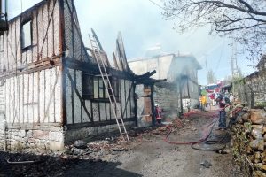 K&ouml;yde &ccedil;ıkan yangın itfaiyeyi alarma ge&ccedil;irdi