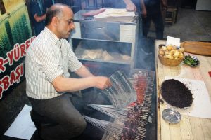Şanlıurfa'da sahurun vazge&ccedil;ilmezi ciğer kebabı