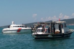 Ayvalık'ta ka&ccedil;ak deniz patlıcanı avcılığı yapılan 5 tekneye daha ceza