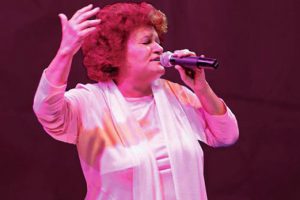 Selda Bağcan'ı soyan hırsız tanıdık &ccedil;ıktı