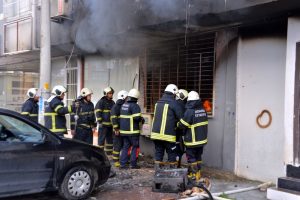 Evdeki yangında biri bebek 4 kişi, dumandan etkilendi