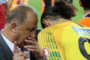 Fatih Terim ile Fatih &Ouml;zt&uuml;rk'&uuml;n diyaloğu merak konusu oldu