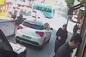 Yaşlı kadın kamyonetin altında metrelerce s&uuml;r&uuml;klendi! O anlar b&ouml;yle g&ouml;r&uuml;nt&uuml;lendi