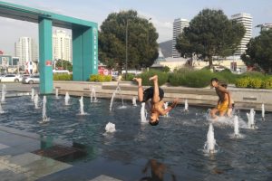 Bursa'da süs havuzlarında tehlikeli eğlence