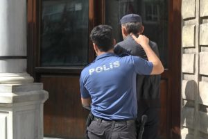 T&uuml;rk devletleri liderlerinin b&uuml;stlerine baltalı saldırı!
