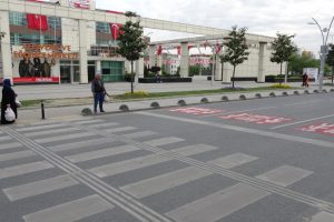 Yayalara tanınan &ouml;nceliğe s&uuml;r&uuml;c&uuml;ler alışamadı