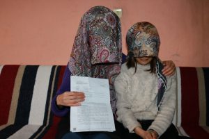 İcra m&uuml;d&uuml;r&uuml;n&uuml;n kadını d&ouml;vme anı kamerada