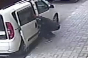 Otomobilin iki kapısını 3 dakikada &ccedil;aldılar