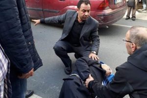 Ters y&ouml;nden gelen motosikletli yaşlı adama &ccedil;arptı