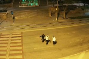3 kişinin yolun ortasındaki tehlikeli oyunu kamerada