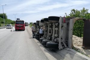 Devrilen kamyon, u&ccedil;uruma yuvarlanmaktan kurtuldu