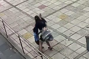 Halası d&ouml;vd&uuml;, annesi 'bu bir disiplin y&ouml;ntemi' dedi!