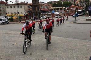 Samsun'a Giden Bisikletçiler Tosya'da Mola Verdi