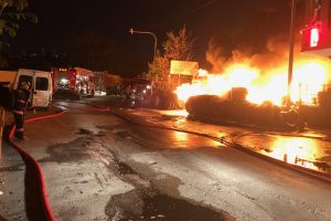 Ankara'da lastikçiler sitesinde yangın: 4 dükkan kül oldu