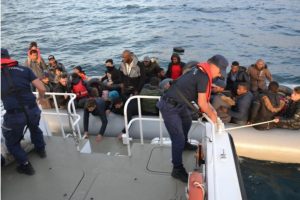 Selçuk ve Çeşme açıklarında 80 kaçak göçmen yakalandı