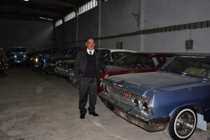 Bursa'da klasik otomobillerini satışa çıkardı