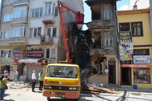 Bursa'da doktorun yıkılan ahşap evinden tarih fışkırdı