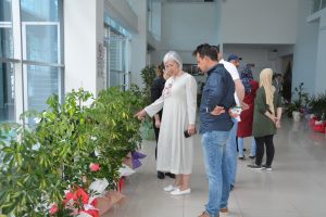 Bursa Gemlik Belediye Başkanı Sertaslan'a gelen çiçekler satıldı