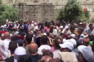 Yüz binler Mescid-i Aksa'da cuma namazı kıldı