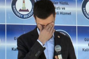 AK Partili vekil açılışta gözyaşlarını tutamadı