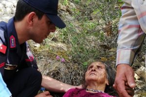 Kayıp yaşlı kadın, ormanlıkta bulundu
