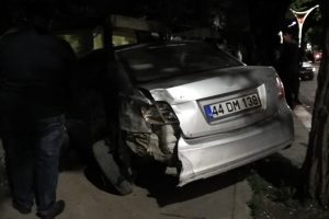 Alkollü sürücünün çarptığı otomobil bahçe duvarına girdi