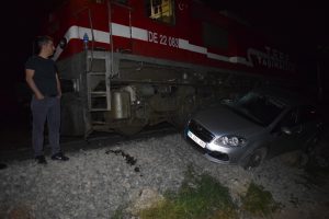 Yolcu treni otomobile &ccedil;aptı, faciadan d&ouml;n&uuml;ld&uuml;