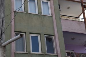 Pompalı t&uuml;fekle apartmana saldırdılar